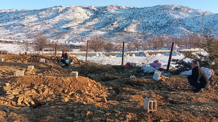 Köyü vuran depremde aynı aileden 14 kişi hayatını kaybetti
