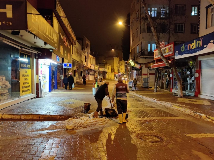 Kuvvetli yağış öncesi mazgallar temizlendi
