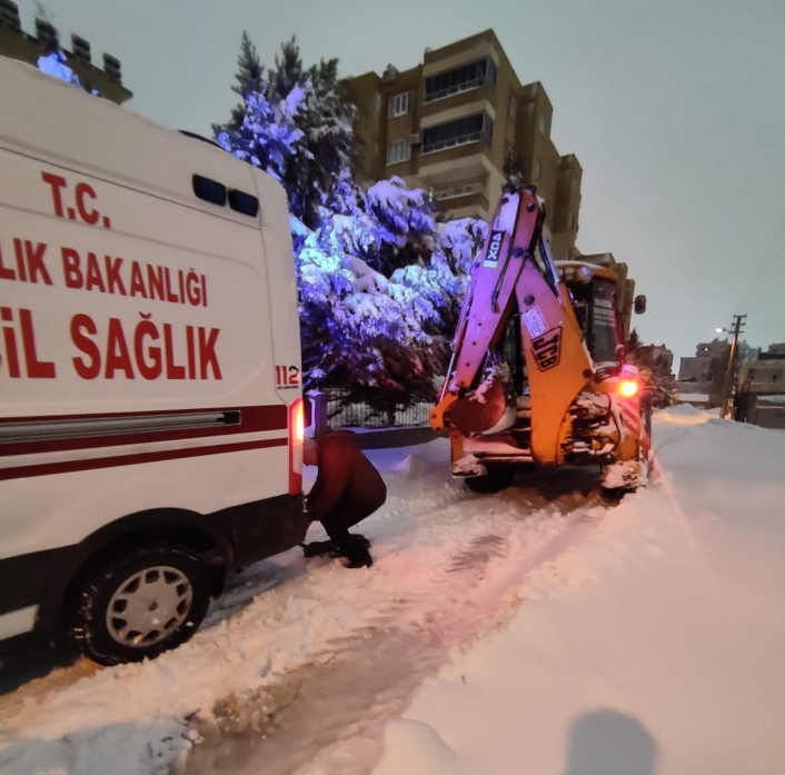 Mahsur kalan ambulans için seferber oldular
