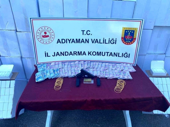 Adıyaman'da makaron yüklü araçtan servet çıktı