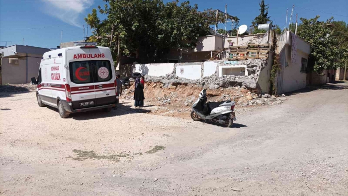 Adıyaman'da halı silkeleyen kadın aşağıya düştü