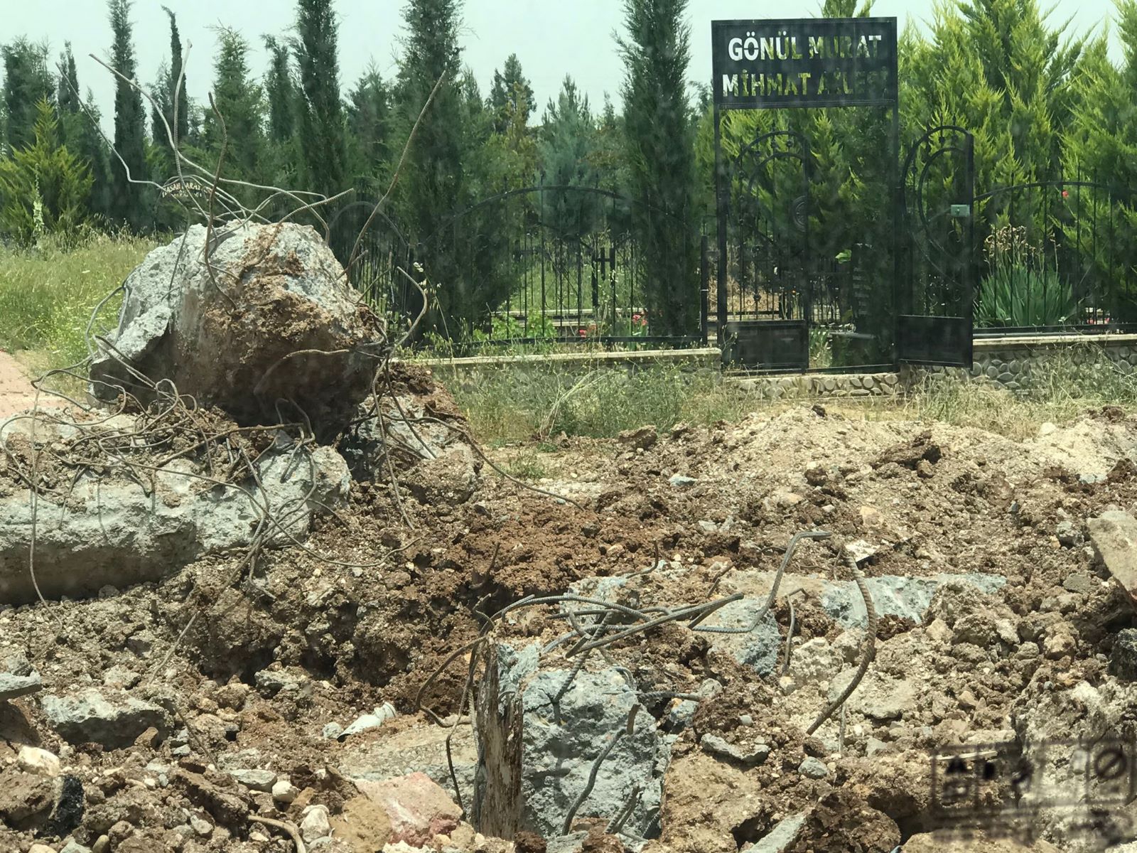 Mezarlığın içler açısı haline diriler tepki gösterdi