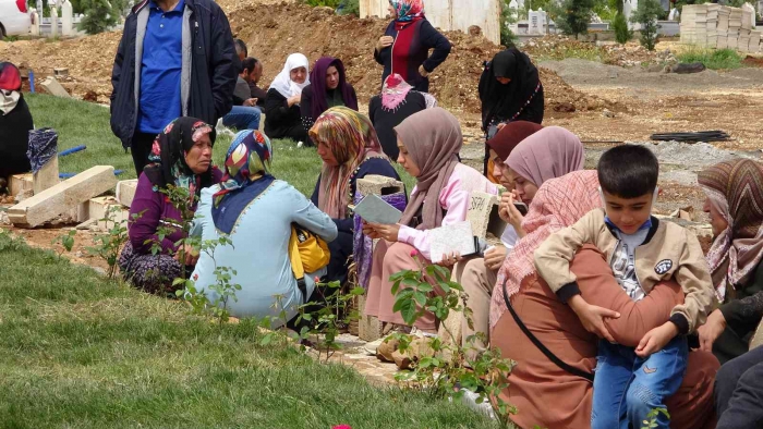 Adıyaman Mezarlığında Bayram Yoğunluğu Yaşandı