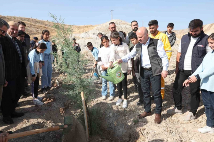 Milli Ağaçlandırma Günü´nde fidanlar toprakla buluştu
