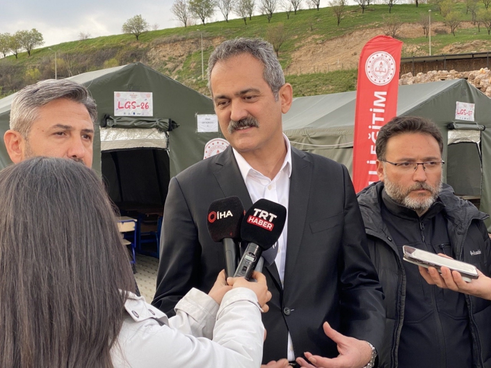 Milli Eğitim Bakanı Mahmut Özer, çadır sınıflarda incelemelerde bulundu
