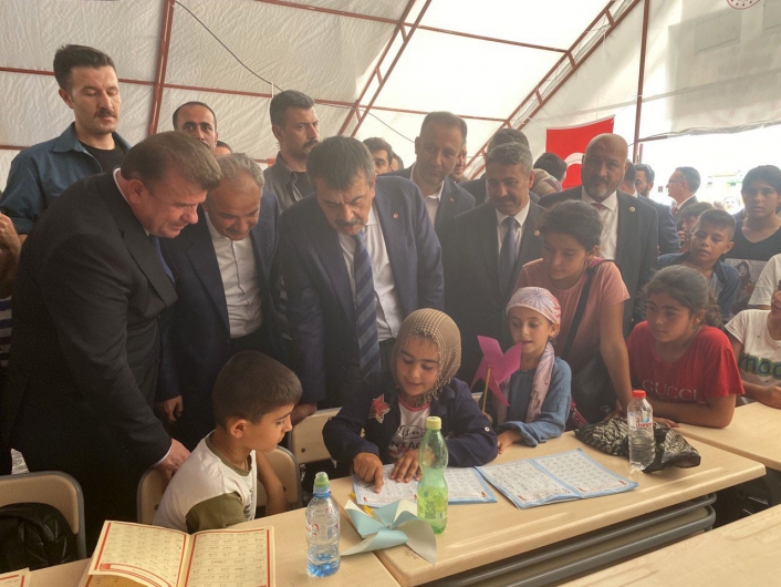 Milli Eğitim Bakanı Tekin, konteyner kentte eğitim çadırlarını gezdi
