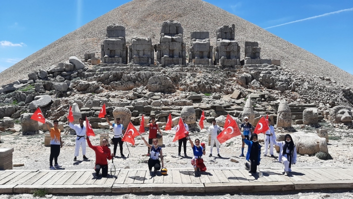 Milli sporcular Nemrut´un zirvesinde İstiklal Marşı okudu
