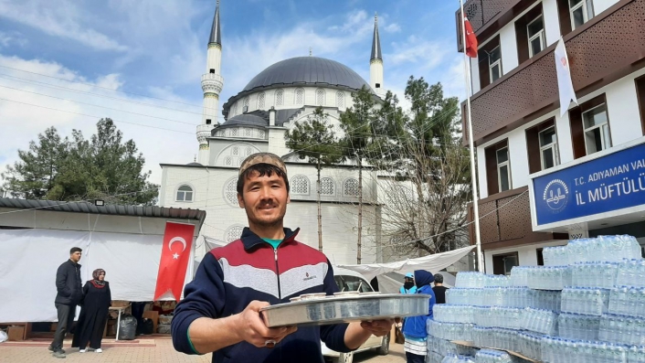 Minare işçisi Afgan vatandaşı depremzedeleri yanlız bırakmadı
