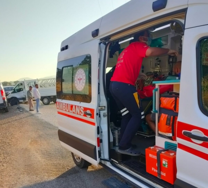 Adıyaman’da Minibüs ile kamyonet çarpıştı: 2 yaralı