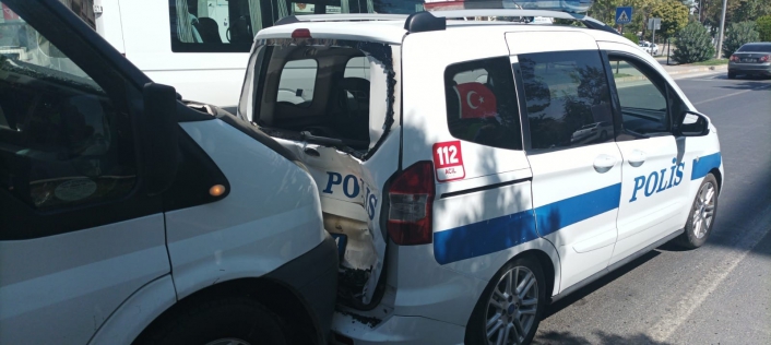 Minibüs polis aracına arkadan çarptı: 2 polis yaralı
