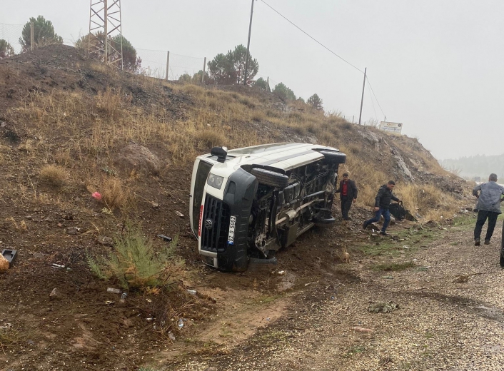 Minibüs şarampole devrildi: 2 yaralı
