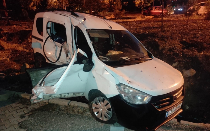 Minibüsle hafif ticari araç çarpıştı 1 yaralı