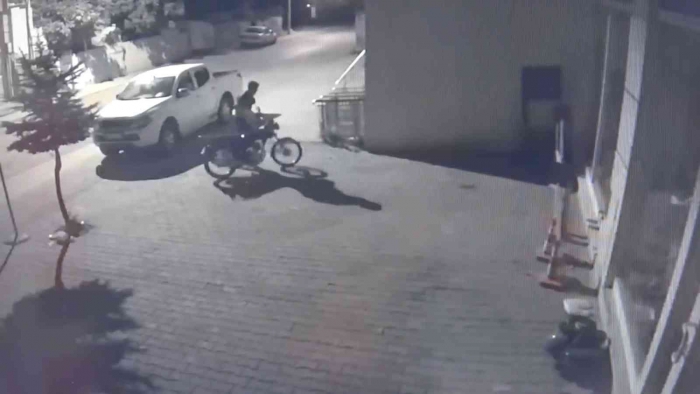 Adıyaman'da motosiklet hırsızlığı saniye saniye kameraya yansıdı