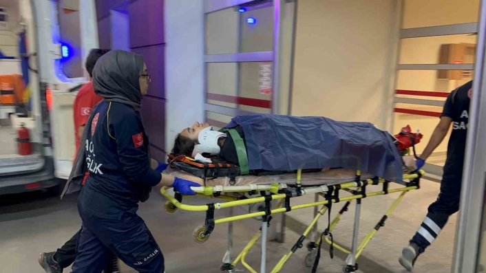 Motosiklet ile hafif ticari araç çarpıştı: 1 yaralı
