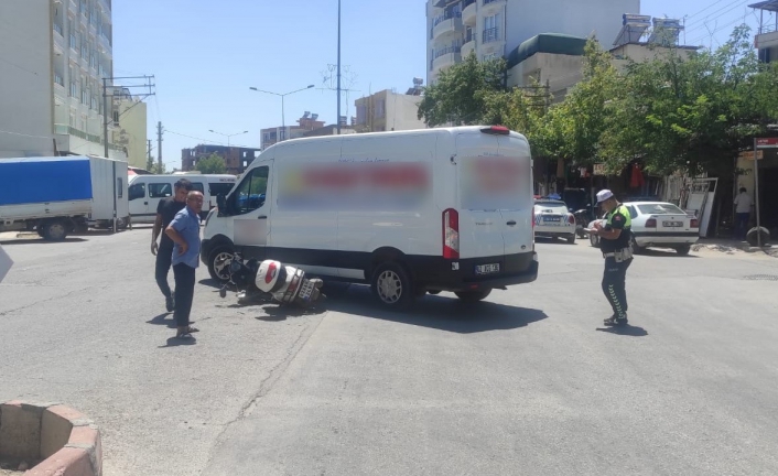 Motosiklet ile minibüs çarpıştı: 1 yaralı
