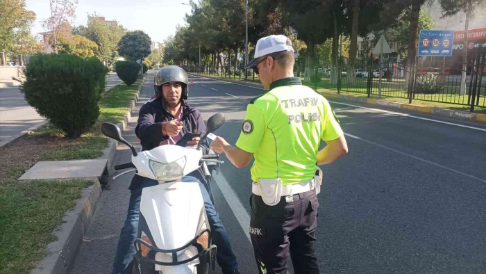 Motosiklet sürücülerine kask denetimi
