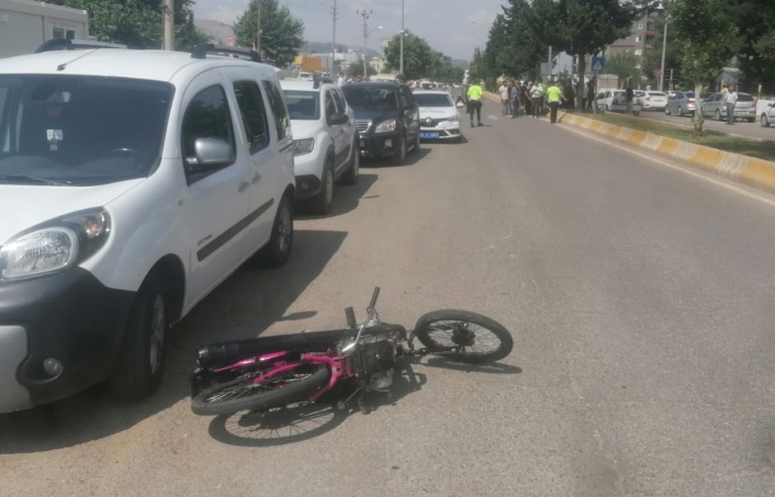 Motosiklet, yolun karşısına geçmeye çalışan polise çarptı: 2 yaralı
