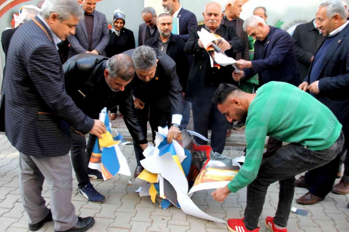 Muhtarlar, Paludan´ın fotoğrafı ve İsveç bayrağının olduğu pankartı yaktı
