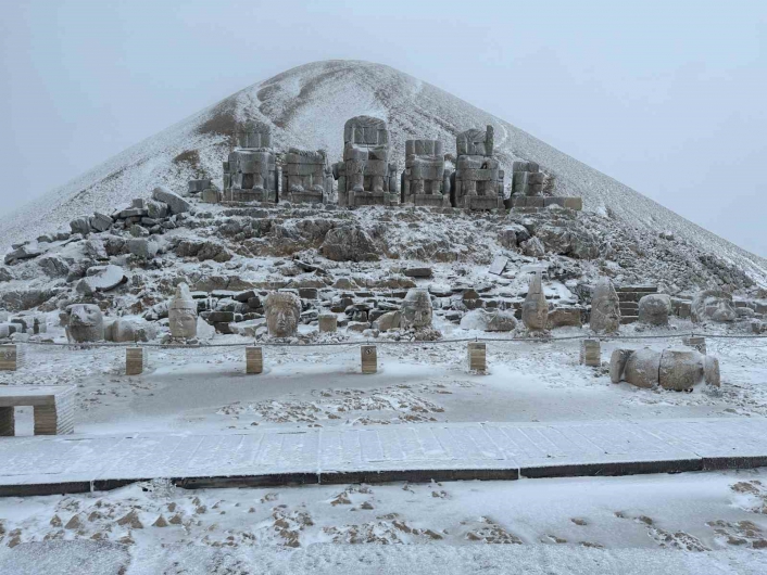 Nemrut´a mevsimin ilk karı yağdı
