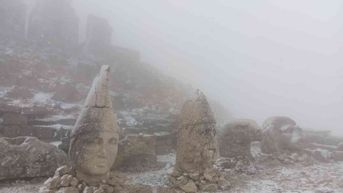 Nemrut Dağı´na mevsimin ilk karı düştü
