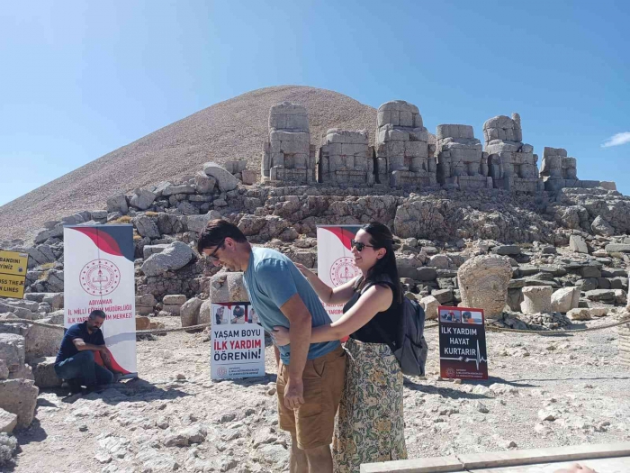 Nemrut Dağı zirvesinde turistlere ilk yardım eğitimi verildi
