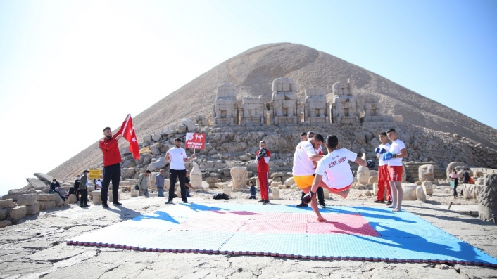 Nemrut´un zirvesinde kick boks gösterisi
