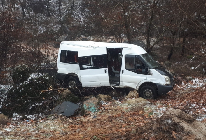 Öğrenci servisi şarampole devrildi: 10 yaralı
