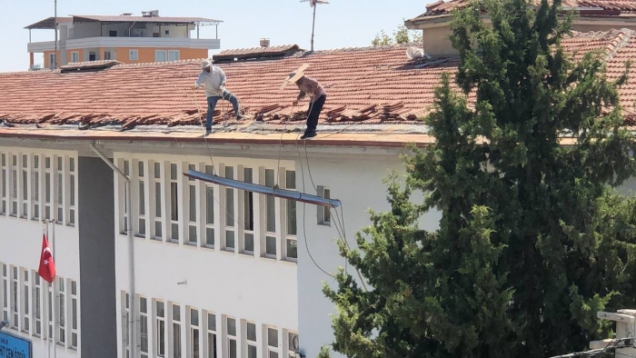 Adıyaman'da okul çatısında tehlikeli çalışma