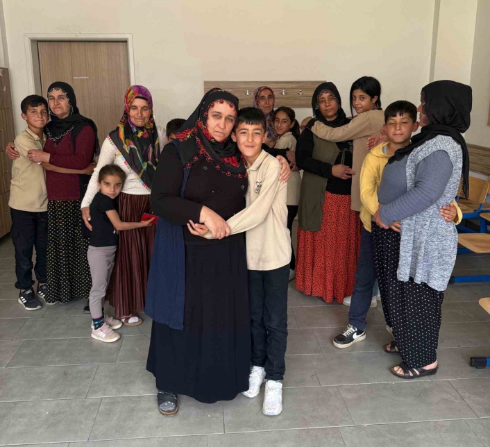Okulda duygu dolu Anneler Günü etkinliği: Anneler, çocuklarını seslerinden tanıdı
