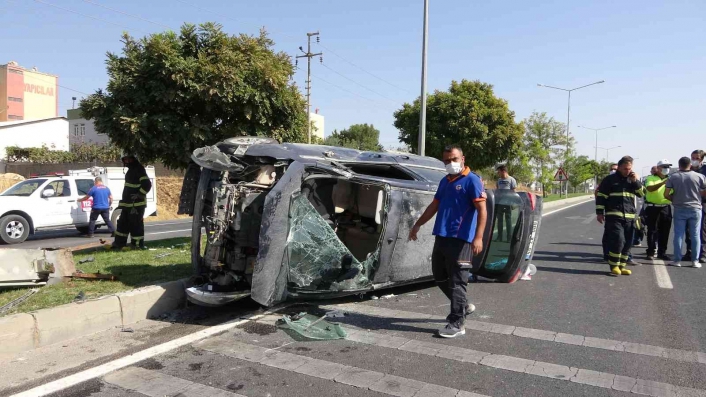 Adıyaman’da Önce otomobile ardından refüje çarptı: 5 yaralı