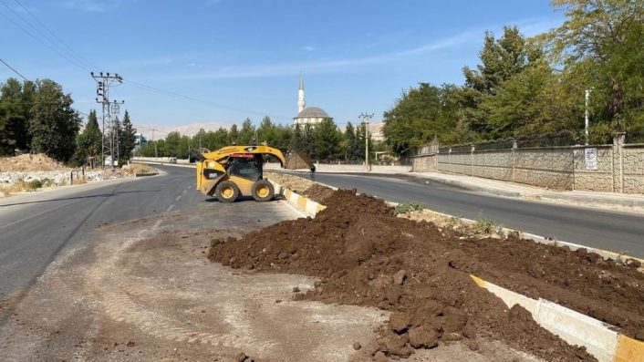 Organize Sanayi Caddesinde ağaçlandırma çalışması
