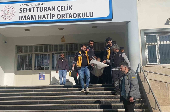 Ortaokul öğrencisi okulda bıçaklandı
