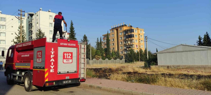 Ot yangını ikametlere sıçramadan söndürüldü
