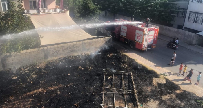 Mahallede Ot yangını korku ve paniğe neden oldu