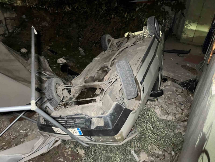 Otomobil bahçeye uçtu yaralılar olay yerinden kaçtı