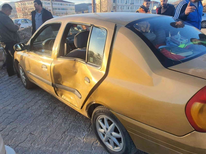 Otomobil ile minibüs çarpıştı: 3 yaralı
