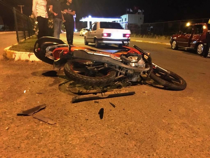 Otomobil ile motosiklet çarpıştı:1´i ağır 2 kişi yaralandı