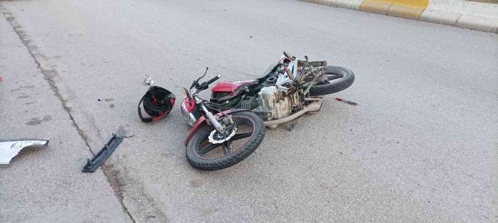 Otomobil ile motosiklet çarpıştı: 2 yaralı
