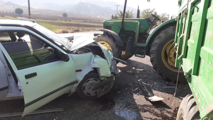 Adıyaman'da Otomobil ile traktör çarpıştı: 3 yaralı