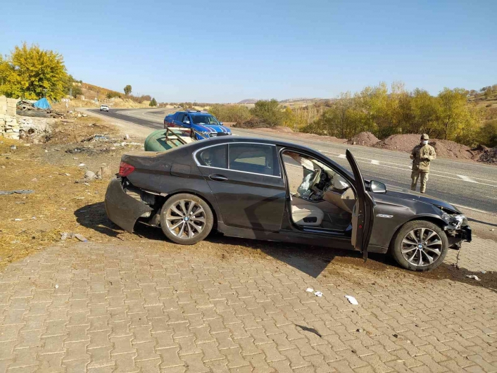 Otomobil istinat duvarına çarptı: 1 yaralı
