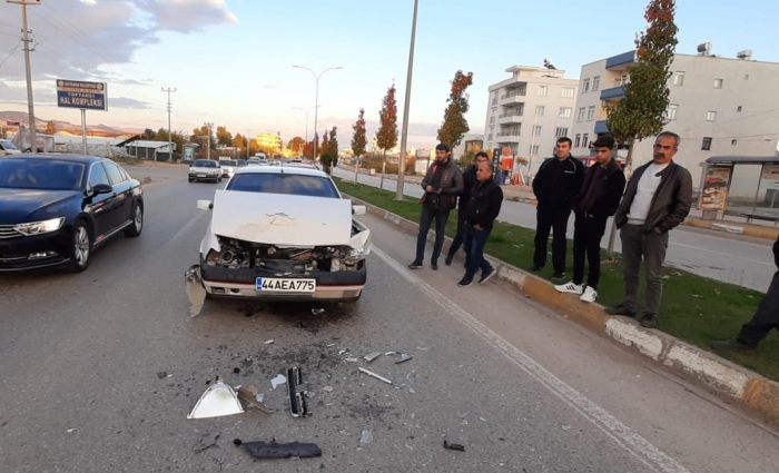 Kırmızı ışıkta bekleyen araca arkadan çarptı 1 yaralı