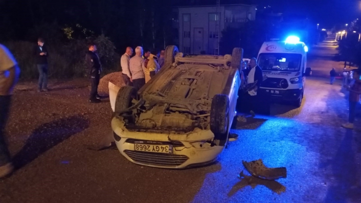 Otomobil kum yığınına çarptı: 1 yaralı
