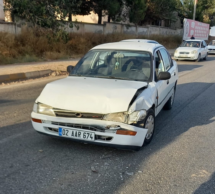 Otomobil polis aracına arkadan çarptı: 2 yaralı
