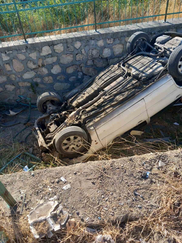 Otomobil su kanalına düştü: 1 yaralı
