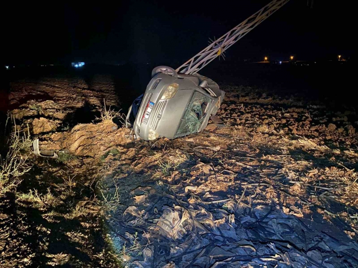Adıyaman'da Otomobil tarlaya yuvarlandı