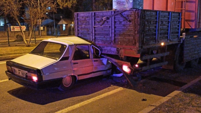 Adıyaman'da Otomobil tıra çarptı: 1 yaralı