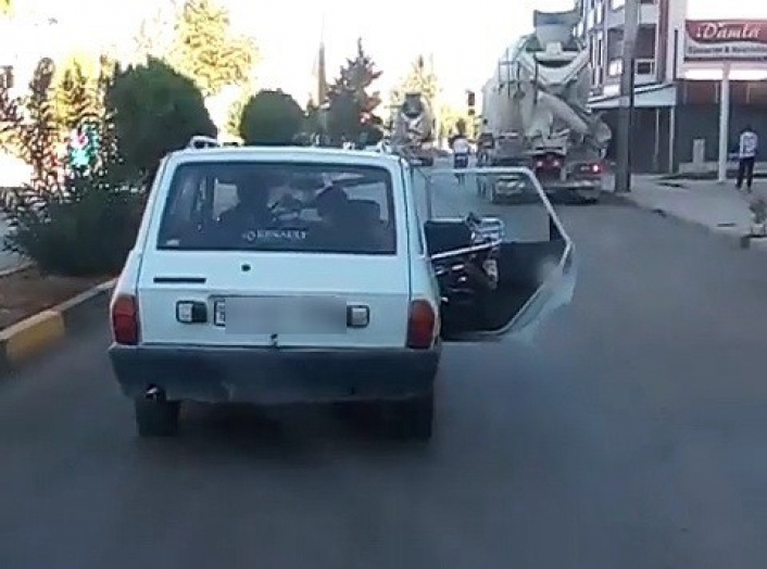 Otomobil trafikte kapısı açık ilerledi kazaya davetiye çıkardı