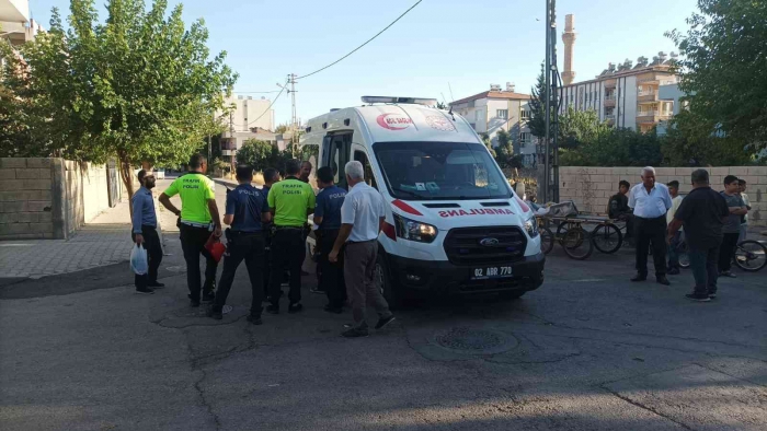 Adıyaman’da otomobil ambulansa çarptı 1 yaralı