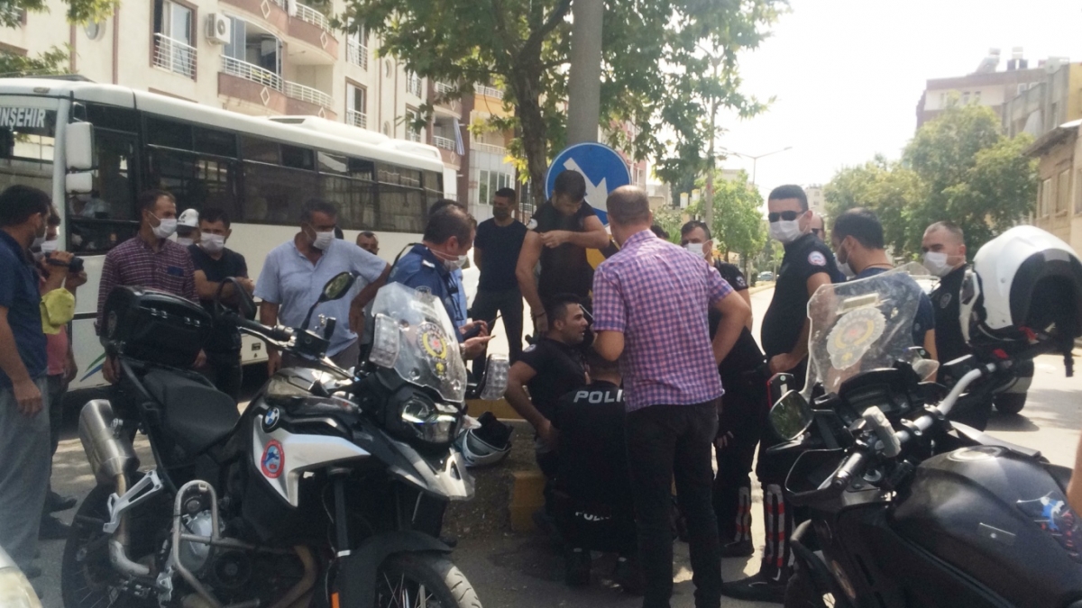 Otomobille çarpışan motosikletteki 2 polis memuru yaralandı