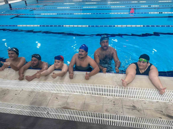 Özel sporcuların yüzme yarışında renkli görüntüler ortaya çıktı
